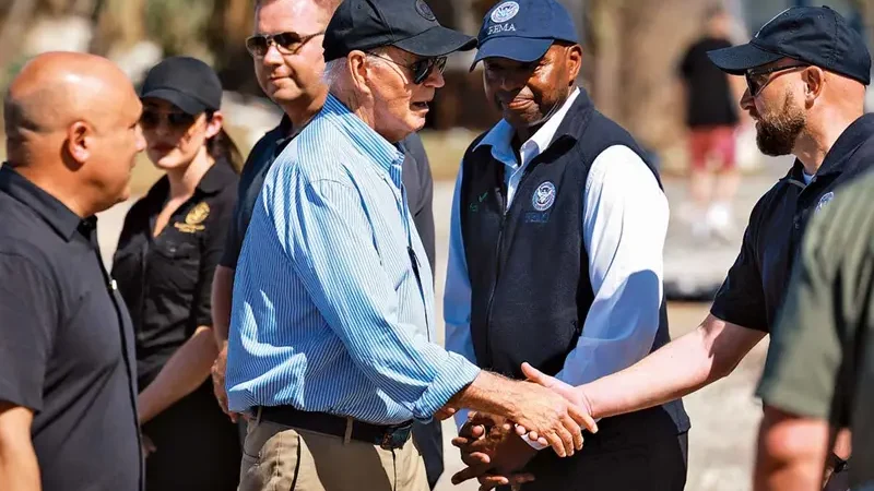 EU dará 612 mdd a zona afectada por huracanes; Joe Biden visita Florida