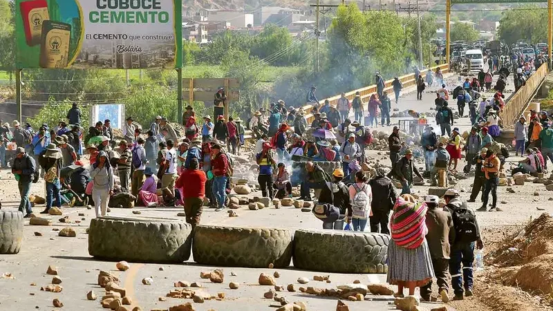 Cierran carreteras para evitar arresto de Evo