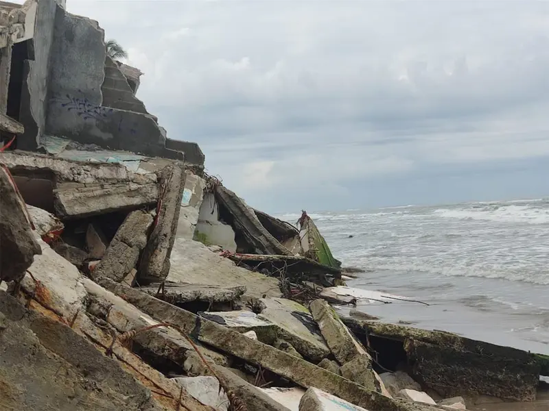 Lo que el mar se llevó; hoteles, casas y restaurantes, en ruinas