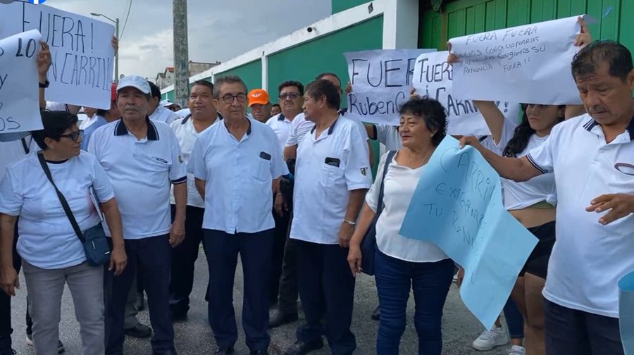 Protesta del Sindicato de Taxistas de Cancún exige la renuncia de su líder sindical