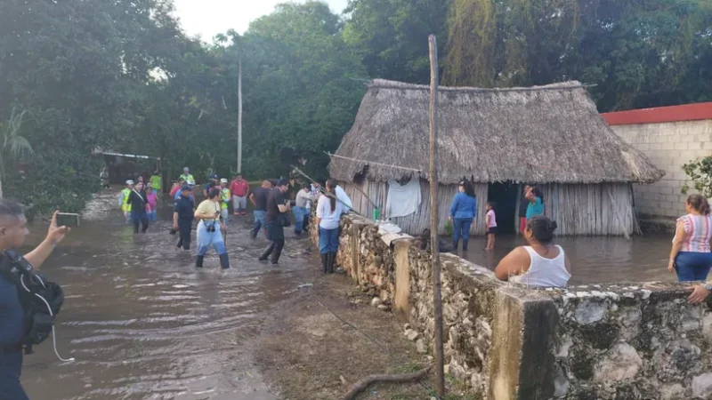 Evacuan a familias por inundaciones en comunidad de Carrillo Puerto