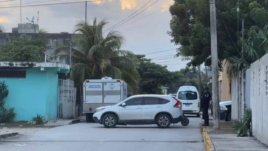 Encuentran el cuerpo de un hombre enterrado en el patio de una casa en Isla Mujeres