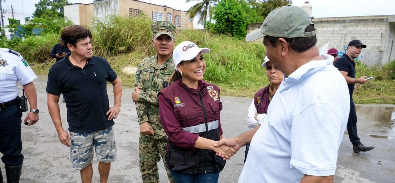 Atiende Mara Lezama a familias de Chetumal y Mahahual tras las lluvias ocasionadas por “Sara”