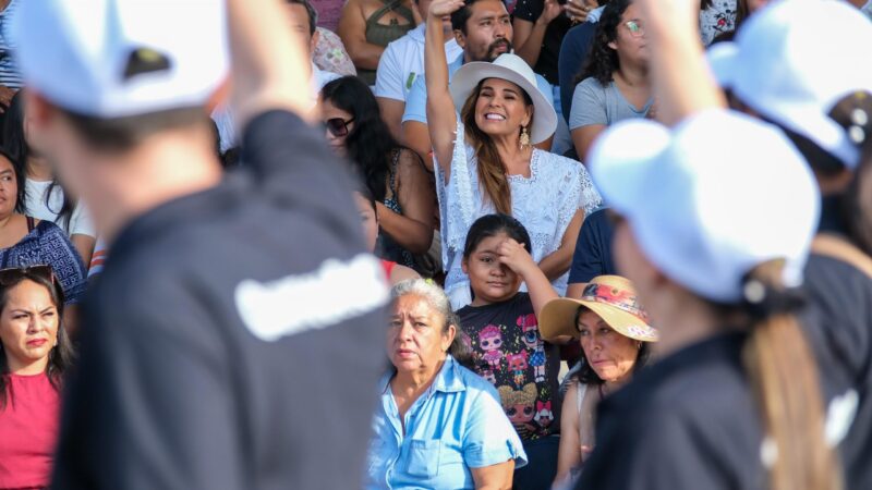 Acompañada de familias chetumaleñas, con alegría y gran orgullo patrio, Mara Lezama disfruta el desfile por el 114 aniversario de la Revolución Mexicana