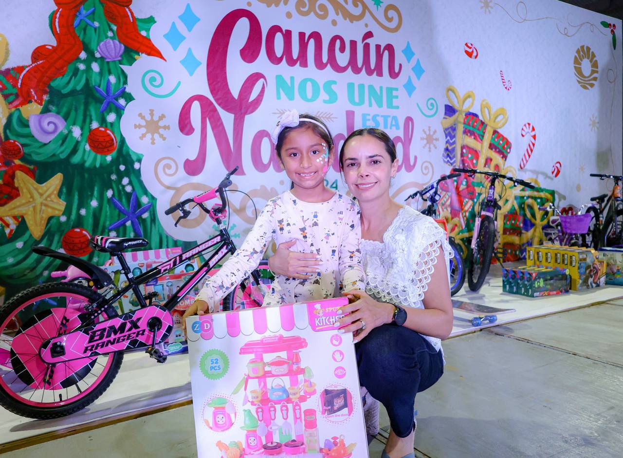 COMPARTE ANA PATY PERALTA EL ESPÍRITU NAVIDEÑO EN LA SM 94