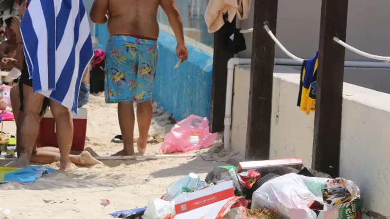 Aumenta basura en playas de Cancún en época decembrina