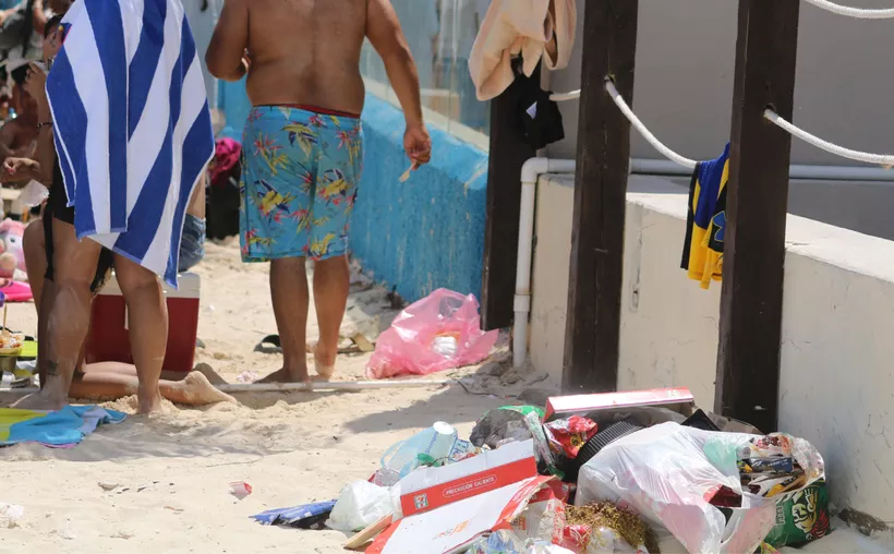 Aumenta basura en playas de Cancún en época decembrina