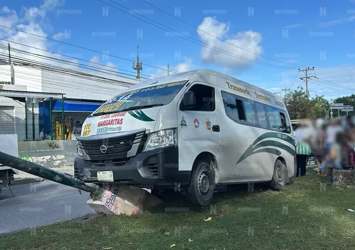 Cancún: choque entre combi de la ruta 14 y camión deja cinco lesionados