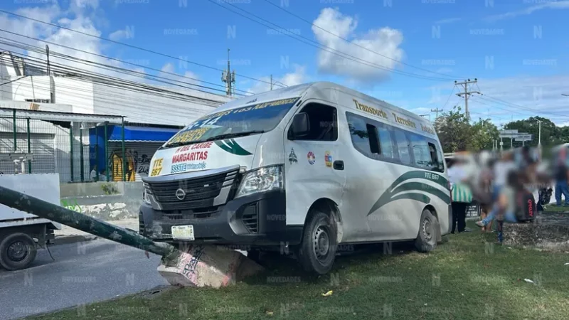 Cancún: choque entre combi de la ruta 14 y camión deja cinco lesionados