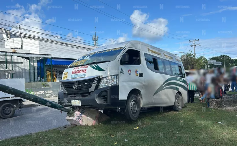 Cancún: choque entre combi de la ruta 14 y camión deja cinco lesionados