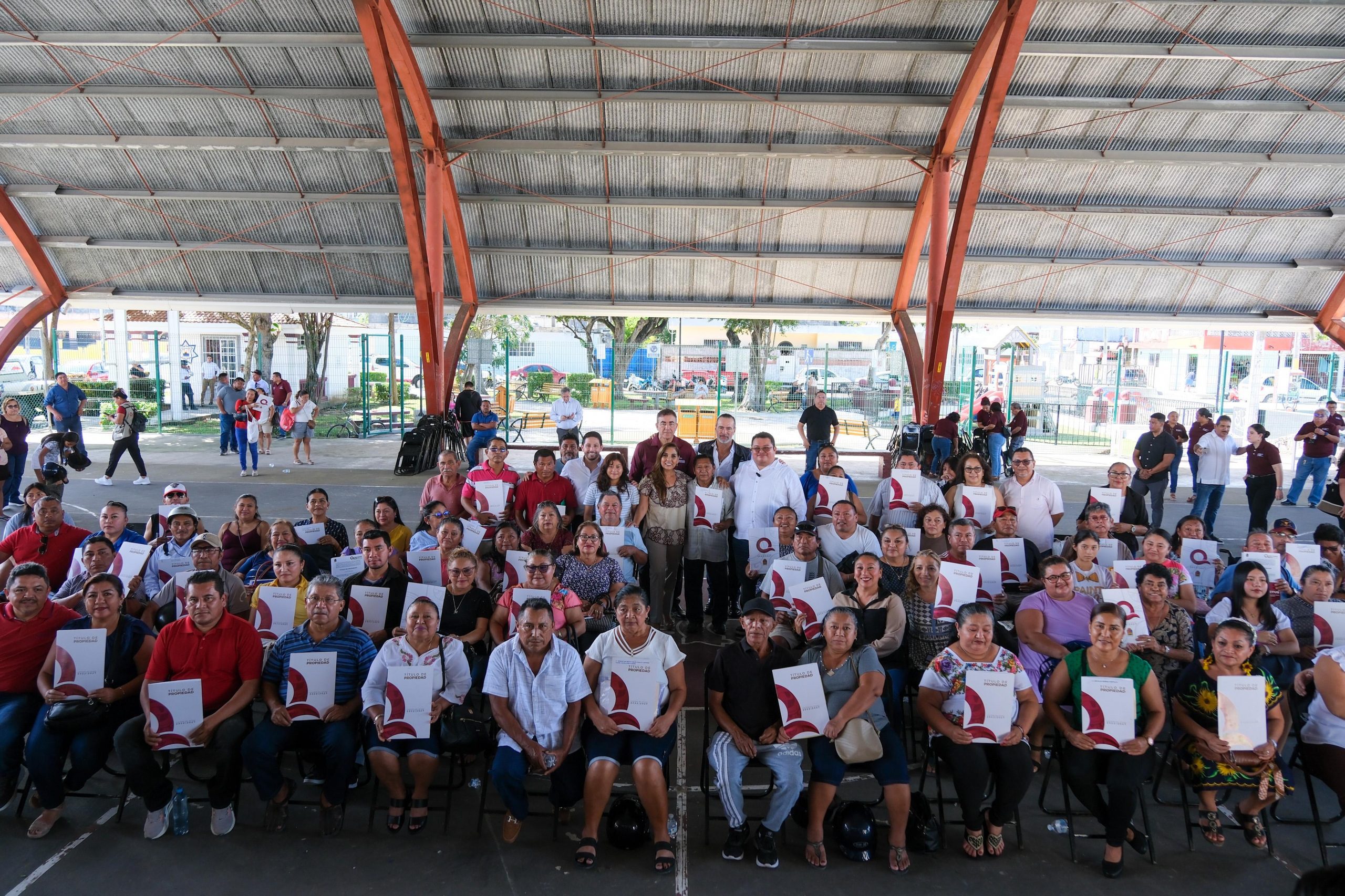 Hace justicia social Mara Lezama a 134 familias de Cozumel: les entrega sus títulos de propiedad, después de años de espera