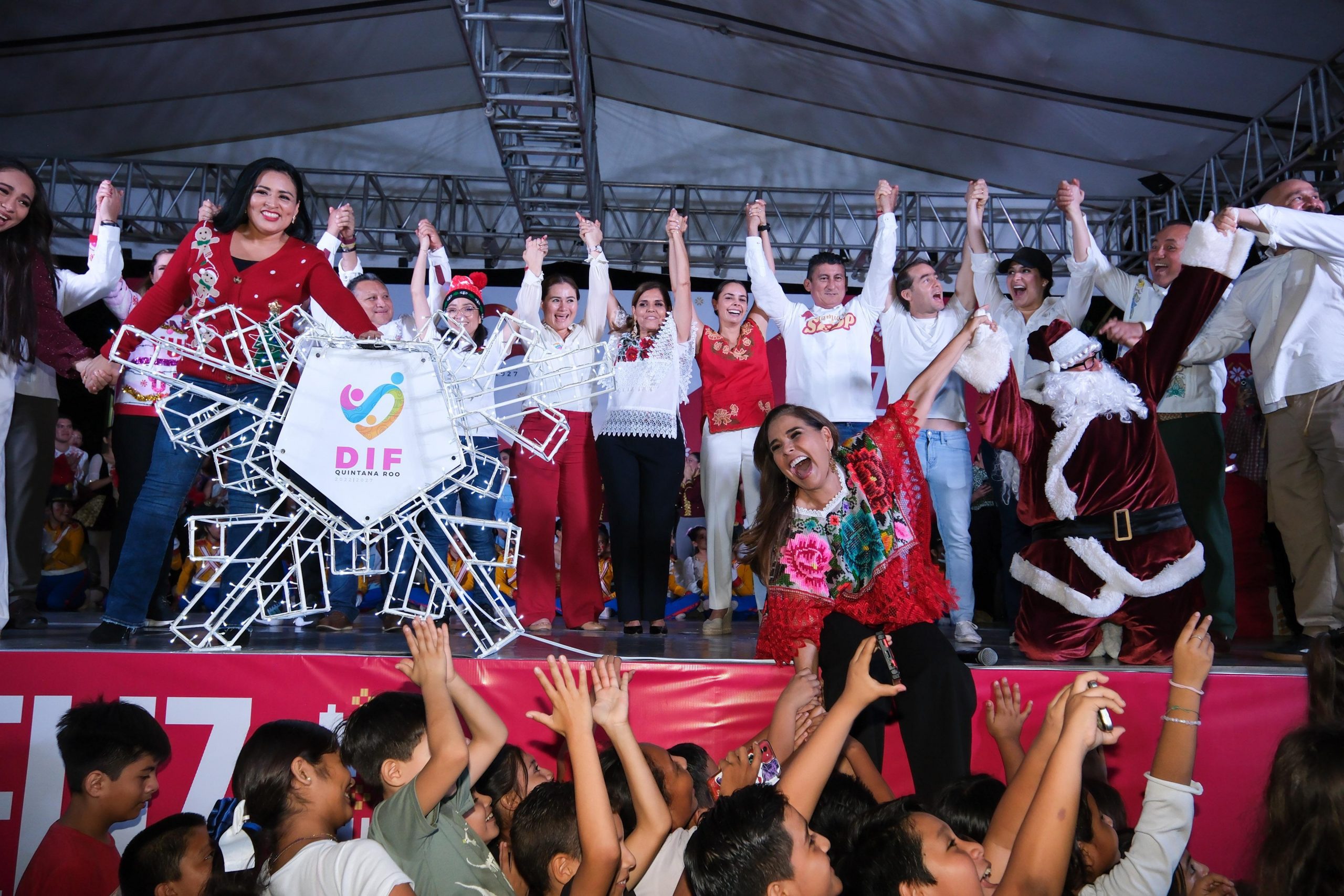 Enciende Mara Lezama junto a familias chetumaleñas, árbol y villas navideñas