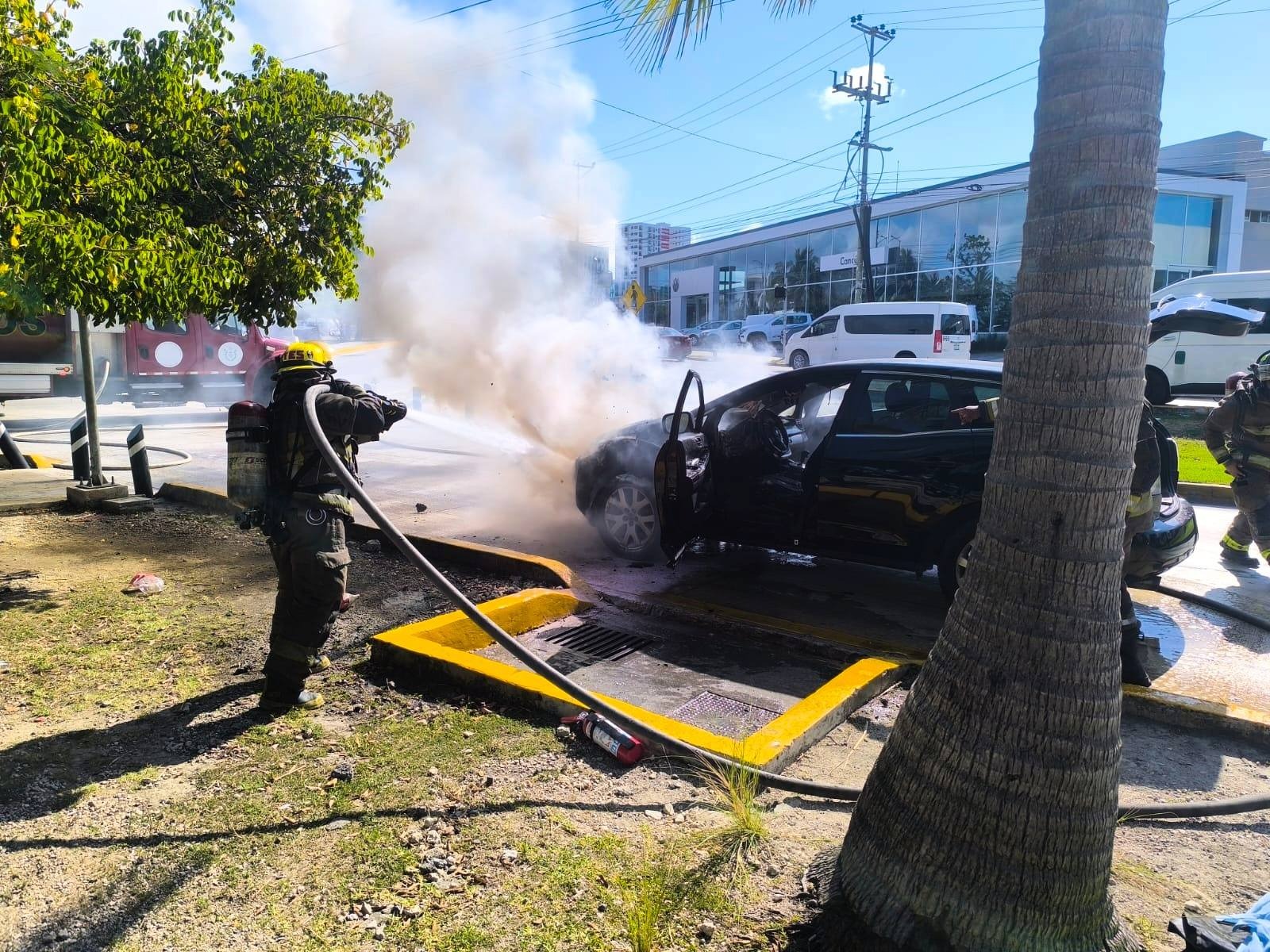 INCENDIOS DE VEHÍCULOS MOVILIZAN A BOMBEROS EN CANCÚN EN MEDIO DE ALTAS TEMPERATURAS