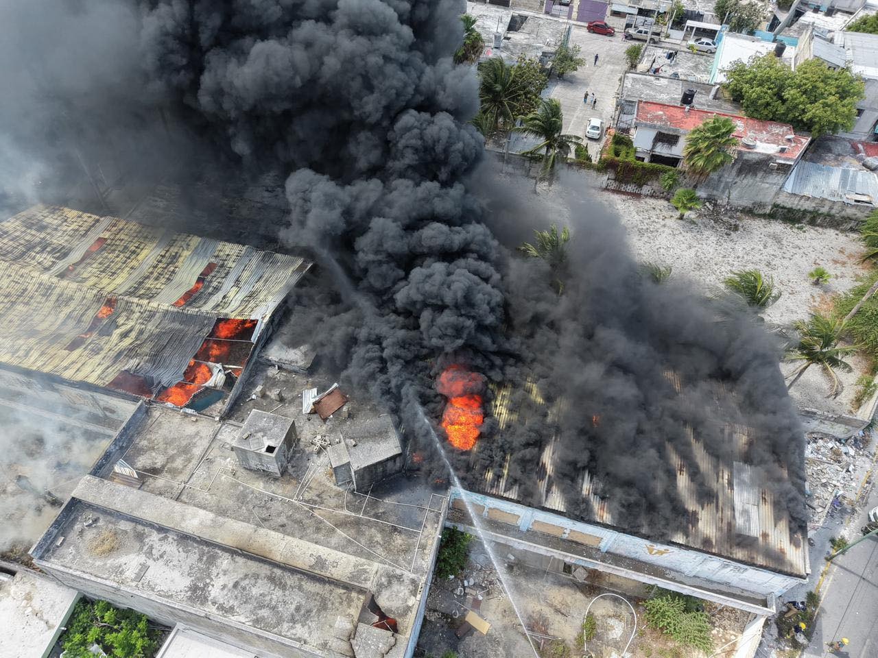 BOMBEROS Y PROTECCIÓN CIVIL ENFRENTAN INCENDIO EN BODEGA DE LA SUPERMANZANA 89