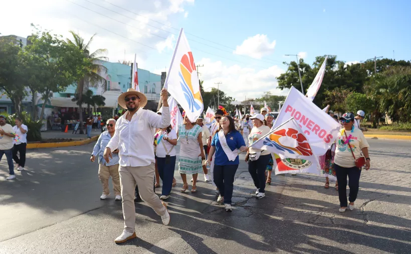 Con ambiente y color celebran a Cancún