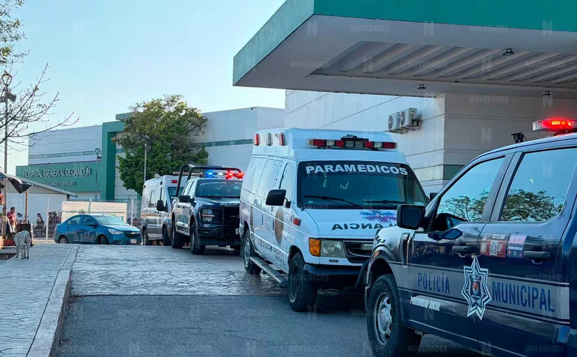 Trabajador hotelero balea a su compañero bajando del transporte de personal