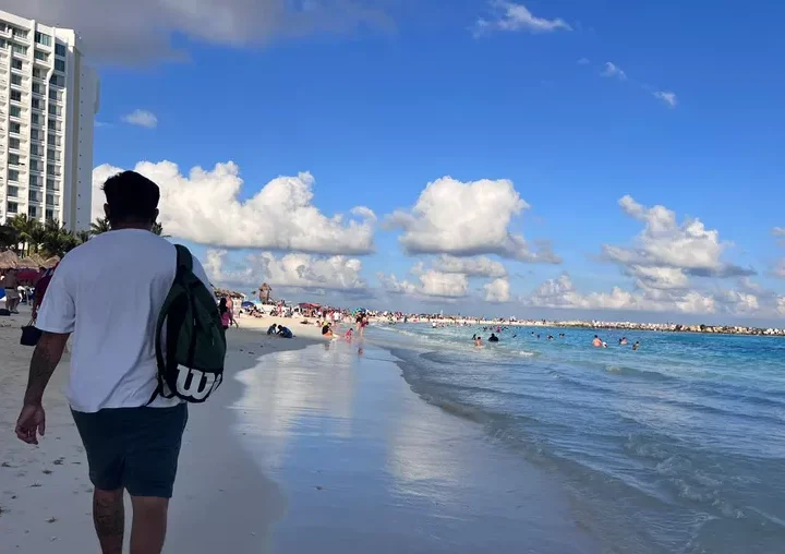 Playas de Cancún con niveles bajos de sargazo ante registro 2025