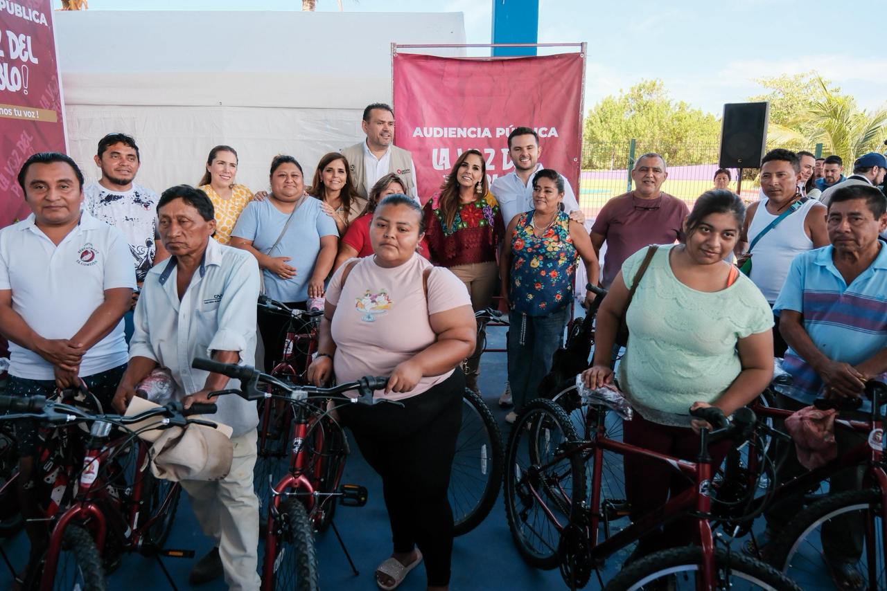 Acerca Mara Lezama apoyos directos a familias durante audiencia “La Voz del Pueblo” en Isla Mujeres