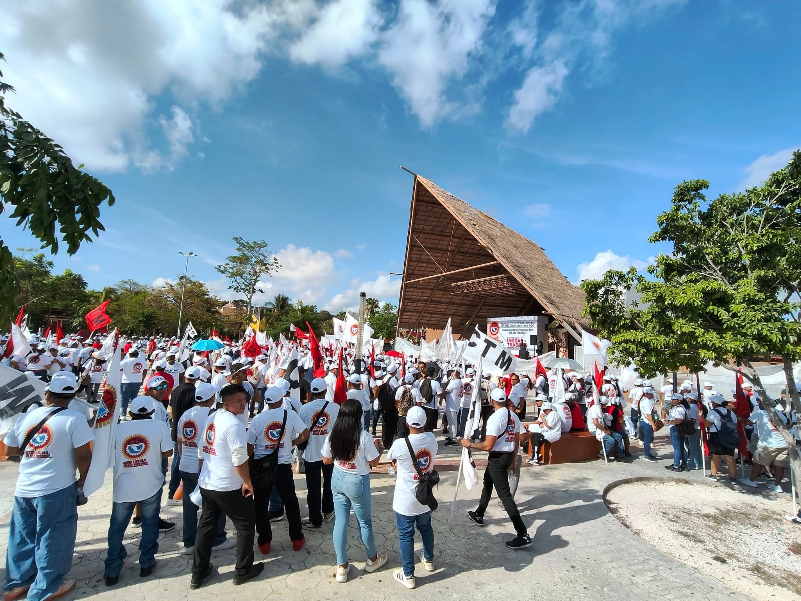 VOCES DEL TRABAJO TOMAN LAS CALLES DE CANCÚN EN DEFENSA DE SU DIRIGENTE