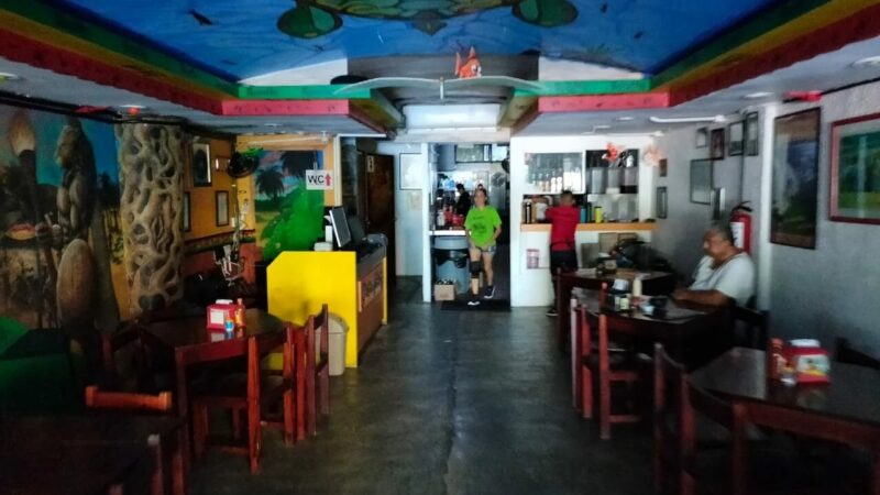 EL APAGÓN VACIÓ MESAS Y ADELANTÓ DESPEDIDAS EN RESTAURANTES DE CANCÚN