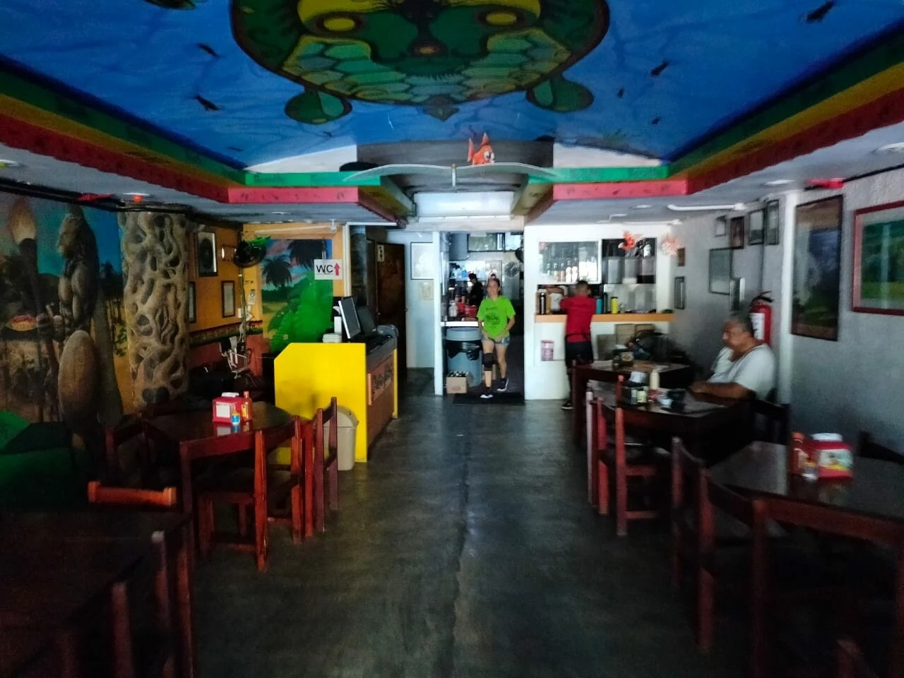 EL APAGÓN VACIÓ MESAS Y ADELANTÓ DESPEDIDAS EN RESTAURANTES DE CANCÚN