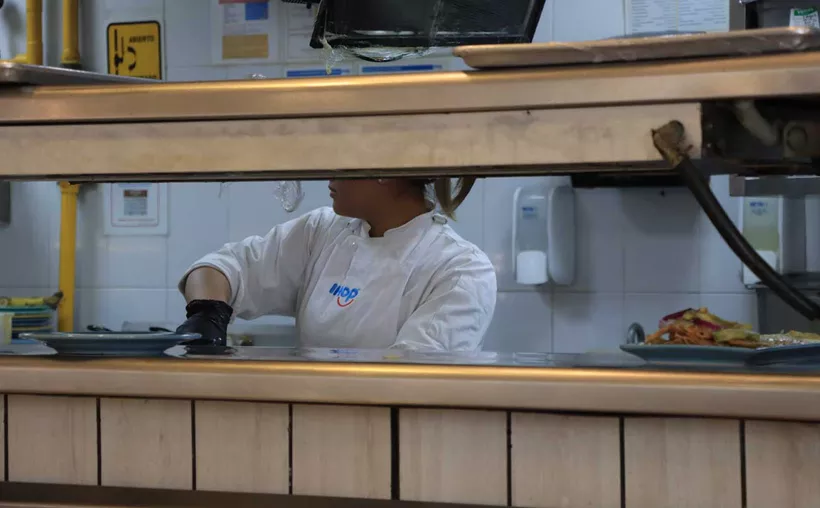 Migrantes deportados: opción para cubrir vacantes de empleos en hoteles